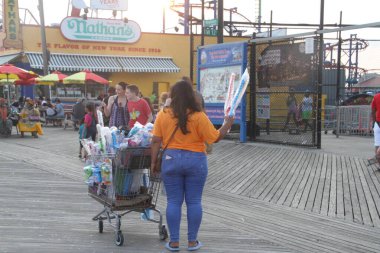 Brooklyn 'de kalabalık bir Coney Island Sahili vardı. 15 Temmuz 2021, Coney Adası, Brooklyn, New York, ABD: Şehir sıcak havaya tanıklık etmeye devam ederken, insanlar bu fırsatı Brooklyn 'deki Coney Adası plajını ziyaret etmek için kullanıyor, 
