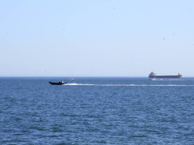 Cascais 'de Sao Pedro ve Sao Joao do Estoril arasındaki deniz manzarası. 15 Temmuz 2021, Cascais, Portekiz: 15 Temmuz Perşembe günü Lizbon 'un başkenti Cascais' te Sao Pedro ile Sao Joao do Estoril arasında deniz manzarası)