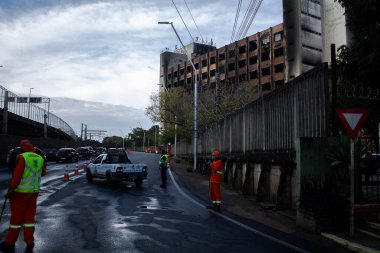 (Porto Alegre 'deki Rio Grande do Sul Kamu Güvenliği Sekreterliği binasında yangın çıktı. 15 Temmuz 2021, Porto Alegre, Brezilya: Rio Grande do Sul Kamu Güvenliği Sekreterliği 'nin Porto' daki büyük ölçekli yangını 