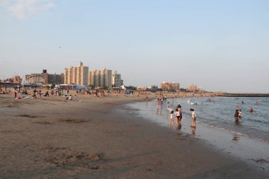 Brooklyn 'de kalabalık bir Coney Island Sahili vardı. 15 Temmuz 2021, Coney Adası, Brooklyn, New York, ABD: Şehir sıcak havaya tanıklık etmeye devam ederken, insanlar bu fırsatı Brooklyn 'deki Coney Adası plajını ziyaret etmek için kullanıyor, 