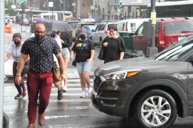 New Yorklular Manhattan 'da yoğun trafik ve yağış ile karşılaştı. 19 Temmuz 2021, New York, ABD: Şiddetli trafik ve hafif yağmurla karşı karşıya kalan New Yorklular bu öğleden sonra Manhattan bölgesindeki caddeleri geçmekte güçlük çektiler.