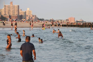 Brooklyn 'de kalabalık bir Coney Island Sahili vardı. 15 Temmuz 2021, Coney Adası, Brooklyn, New York, ABD: Şehir sıcak havaya tanıklık etmeye devam ederken, insanlar bu fırsatı Brooklyn 'deki Coney Adası plajını ziyaret etmek için kullanıyor, 