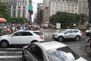 New Yorklular Manhattan 'da yoğun trafik ve yağış ile karşılaştı. 19 Temmuz 2021, New York, ABD: Şiddetli trafik ve hafif yağmurla karşı karşıya kalan New Yorklular bu öğleden sonra Manhattan bölgesindeki caddeleri geçmekte güçlük çektiler.