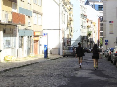 Lizbon 'da hareket var. 18 Temmuz 2021, Lizbon, Portekiz: Hafta sonları saat 15: 30 'da koronavirüs salgını nedeniyle dükkanlar kapanırken, Lizbon' daki trafik Pazar günü normalin çok altında (18)). 