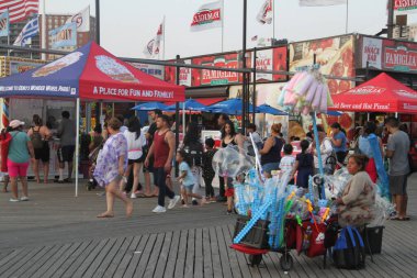 Brooklyn 'de kalabalık bir Coney Island Sahili vardı. 15 Temmuz 2021, Coney Adası, Brooklyn, New York, ABD: Şehir sıcak havaya tanıklık etmeye devam ederken, insanlar bu fırsatı Brooklyn 'deki Coney Adası plajını ziyaret etmek için kullanıyor, 