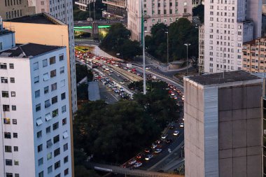 Sao Paulo şehir merkezindeki bir binadan görülen kirlilik tabakası. 15 Temmuz 2021, Sao Paulo, Brezilya: 15 Temmuz Perşembe günü Sao Paulo şehir merkezindeki bir binadan kirlilik tabakası görüldü. Nem ve kirliliğin azalması şehrin hava kalitesini kötüleştiriyor.