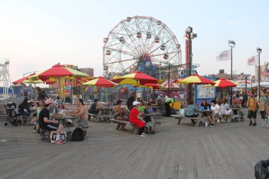 Brooklyn 'de kalabalık bir Coney Island Sahili vardı. 15 Temmuz 2021, Coney Adası, Brooklyn, New York, ABD: Şehir sıcak havaya tanıklık etmeye devam ederken, insanlar bu fırsatı Brooklyn 'deki Coney Adası plajını ziyaret etmek için kullanıyor, 