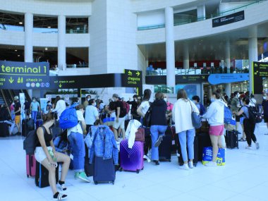  Lizbon havaalanı grevi yolcular için kaotik bir duruma neden oluyor. 17 Temmuz 2021, Lizbon, Portekiz: Bu sabah 160 'tan fazla uçuş iptal edildiği için Lizbon havaalanındaki durum kaotik (17). Groudforce çalışanları grevde ve...