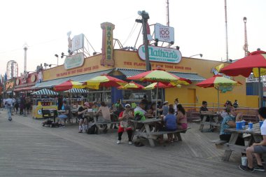 Brooklyn 'de kalabalık bir Coney Island Sahili vardı. 15 Temmuz 2021, Coney Adası, Brooklyn, New York, ABD: Şehir sıcak havaya tanıklık etmeye devam ederken, insanlar bu fırsatı Brooklyn 'deki Coney Adası plajını ziyaret etmek için kullanıyor, 