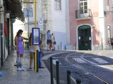 Turistik bölgelerde ve Lizbon 'da insan dolaşımı. 16 Temmuz 2021, Lizbon, Portekiz: Koronavirüs salgınının ortasında 16 Temmuz Cuma günü, turistik bölgeler ve Lizbon sokaklarında insan dolaşımı