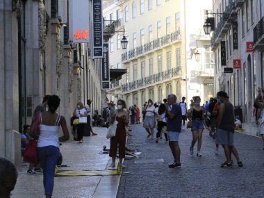 Baixo Chiado, Lizbon 'daki tüketiciler. 16 Temmuz 2021, Lizbon, Portekiz: Armazem do Baixo Chiado civarındaki tüketicilerin büyük hareketi, 16 Cuma günü Lizbon 'da çeşitli mağaza ve restoranların yoğunlaştığı yerde gerçekleşti.)