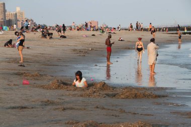 Brooklyn 'de kalabalık bir Coney Island Sahili vardı. 15 Temmuz 2021, Coney Adası, Brooklyn, New York, ABD: Şehir sıcak havaya tanıklık etmeye devam ederken, insanlar bu fırsatı Brooklyn 'deki Coney Adası plajını ziyaret etmek için kullanıyor, 