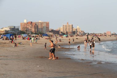 Brooklyn 'de kalabalık bir Coney Island Sahili vardı. 15 Temmuz 2021, Coney Adası, Brooklyn, New York, ABD: Şehir sıcak havaya tanıklık etmeye devam ederken, insanlar bu fırsatı Brooklyn 'deki Coney Adası plajını ziyaret etmek için kullanıyor, 
