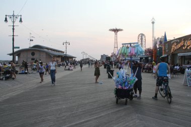 Brooklyn 'de kalabalık bir Coney Island Sahili vardı. 15 Temmuz 2021, Coney Adası, Brooklyn, New York, ABD: Şehir sıcak havaya tanıklık etmeye devam ederken, insanlar bu fırsatı Brooklyn 'deki Coney Adası plajını ziyaret etmek için kullanıyor, 