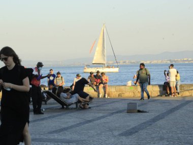  Cais do Sodre, Lizbon 'da. 15 Temmuz 2021, Lizbon, Portekiz: İnsanlar 15 Temmuz Perşembe günü Lizbon 'daki Cais do Sodre' de gün batımının keyfini çıkarıyorlar.). 