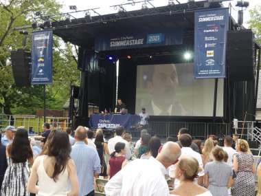 Bastille Günü - New York Style * 14 Temmuz 2021, Summer Stage, Central Park, New York, ABD: Bir grup New Yorklu ve yerel Fransız cemaati üyeleri, Fransız Jazz ve DJ Disco melodilerini dinleyerek Bastille Günü 'nü kutlamak için bir araya geldiler.