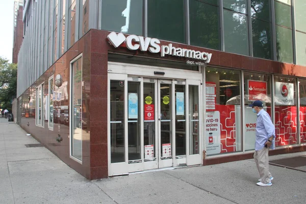 Cvsでは Jリコール製品2件の販売を停止しています 2021年7月16日 米国ニューヨーク州 Cvsは 木曜日のSun Aloe VeraとCvs Health Sun — ストック写真