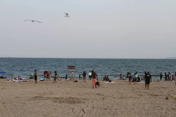 ブルックリンの混雑したコニーアイランドビーチ 2021年7月15日ニューヨーク州ブルックリンのコニーアイランド 暑い日が続く中 人々はブルックリンのコニーアイランドビーチを訪れる機会を利用しています — ストック写真