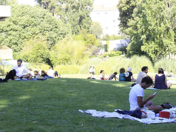 stock image People enjoy a sunny Sunday at Fundacao Garden, in Lisbon. July 18, 2021, Lisbon, Portugal: People enjoy a sunny Sunday at Fundacao Calouste Gulbenkian Garden, in Lisbon, on Sunday (18). 