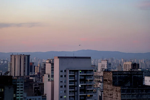 圣保罗市中心的一座大楼里看到了污染层 2021年7月15日 巴西圣保罗 15日 在圣保罗市中心一座建筑物上看到的污染层 降低湿度和污染会使城市的空气质量恶化 — 图库照片