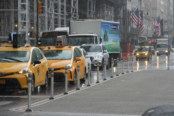 Newyorkesi Dovettero Affrontare Traffico Pesante Piogge Manhattan Luglio 2021 New — Foto Stock