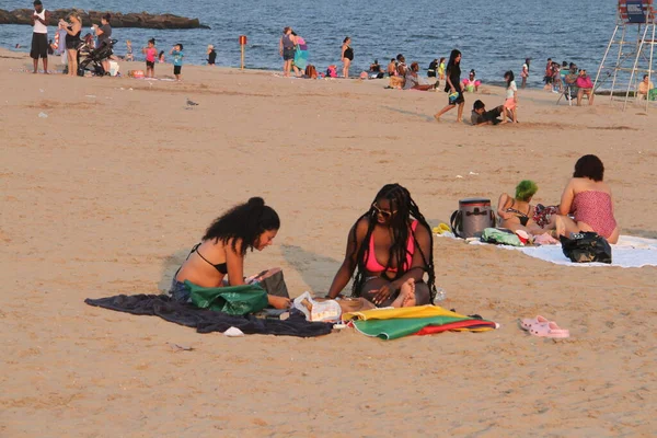 Tömeges Coney Island Beach Brooklynban Július 2021 Coney Island Brooklyn — Stock Fotó