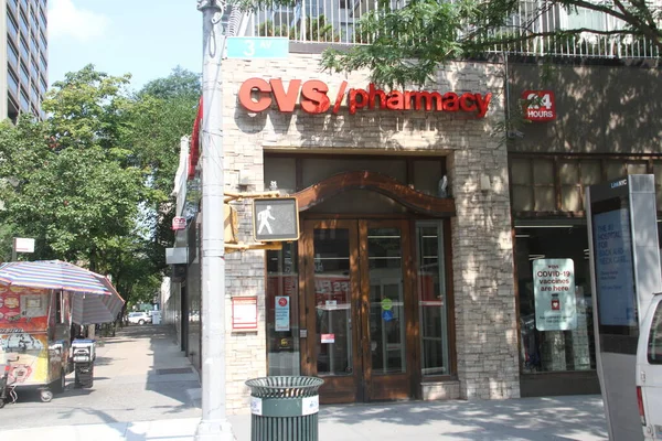 Cvsでは Jリコール製品2件の販売を停止しています 2021年7月16日 米国ニューヨーク州 Cvsは 木曜日のSun Aloe VeraとCvs Health Sun — ストック写真