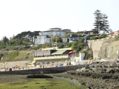 Cascais 'deki Parede plajı. 20 Temmuz 2021, Cascais, Portekiz: 20 Temmuz Salı günü Liboa 'nın başkenti Cascais' te, Parede plajında havuz temizleme hareketi. Burası tedavi edici özellikleriyle bilinir.