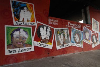 9 siyahi kadının duvar yazılarında vandalizm. 21 Temmuz 2021, Duque de Caxias, Rio de Janeiro, Brezilya: Polis, siyahi kadınlara adanmış dokuz onurlu kişinin yüzleriyle anma törenine beyaz boya sıçratan bir şüpheliyi arıyor 