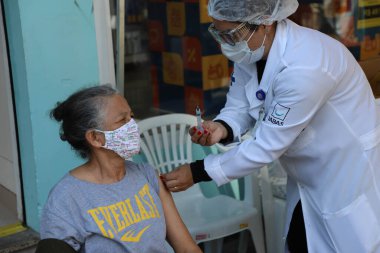 (Sao Paulo 'daki Paulista Bulvarı' nda kurulan çadırda Covid-19 'a karşı aşı. 25 Temmuz 2021, Sao Paulo, Brezilya: İnsanlar 25 Pazar günü Sao Paulo 'da Paulista Bulvarı' nda kurulan bir çadırda Covid-19 'a karşı aşılandı. Belediye Başkanı Ricardo Nunes