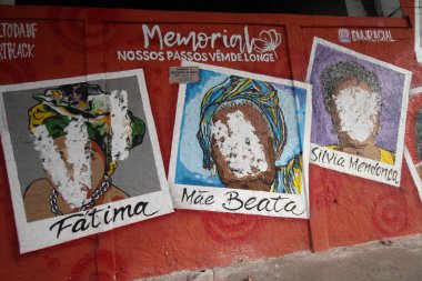 9 siyahi kadının duvar yazılarında vandalizm. 21 Temmuz 2021, Duque de Caxias, Rio de Janeiro, Brezilya: Polis, siyahi kadınlara adanmış dokuz onurlu kişinin yüzleriyle anma törenine beyaz boya sıçratan bir şüpheliyi arıyor 