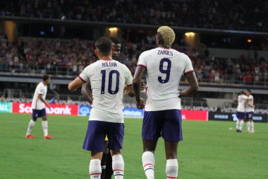 (Concacaf Gold Cup çeyrek finali: ABD Jamaika 'ya karşı. 25 Temmuz 2021, Dallas, Teksas, ABD: Amerikan futbolu milli takım oyuncuları, çeyrek final için geçerli olan Concacaf Gold Cup 'ı Beetwen USA ve Jamaika' nın ardından zaferi kutladı 