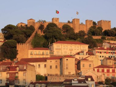 Lizbon 'daki Martim Moniz Meydanı' nda hareket var. 23 Temmuz 2021, Lizbon, Portekiz: Martim Moniz Meydanı, Lizbon, Portekiz 'de Cuma günü Coronavirus salgınının ortasında hareket.