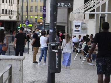 Lizbon 'daki Martim Moniz Meydanı' nda hareket var. 23 Temmuz 2021, Lizbon, Portekiz: Martim Moniz Meydanı, Lizbon, Portekiz 'de Cuma günü Coronavirus salgınının ortasında hareket.