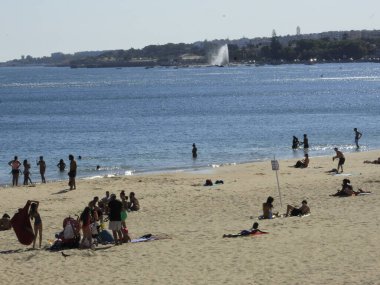 (Rio de Janeiro 'daki Ipanema Sahili' nde banyo hareketleri. 25 Temmuz 2021, Rio de Janeiro, Brezilya: Güneşli bir gün, 25 Temmuz Pazar günü, Coronavirus salgınının ortasında Rio de Janeiro 'daki Ipanema plajında yıkanır.  