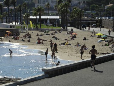 (Rio de Janeiro 'daki Ipanema Sahili' nde banyo hareketleri. 25 Temmuz 2021, Rio de Janeiro, Brezilya: Güneşli bir gün, 25 Temmuz Pazar günü, Coronavirus salgınının ortasında Rio de Janeiro 'daki Ipanema plajında yıkanır.  