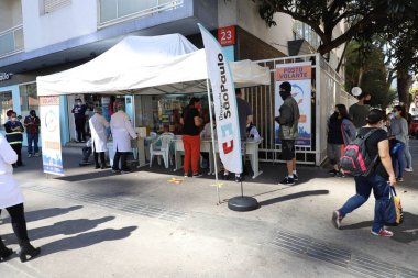 (Sao Paulo 'daki Paulista Bulvarı' nda kurulan çadırda Covid-19 'a karşı aşı. 25 Temmuz 2021, Sao Paulo, Brezilya: İnsanlar 25 Pazar günü Sao Paulo 'da Paulista Bulvarı' nda kurulan bir çadırda Covid-19 'a karşı aşılandı. Belediye Başkanı Ricardo Nunes