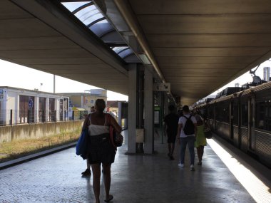 Lizbon tren istasyonlarında Caixas bölgesine insan sevkiyatı. 26 Temmuz 2021, Lizbon, Portekiz: 26 Temmuz Pazartesi günü Lizbon tren istasyonlarında Caxias ilçesine, Caxias plajına, Portekiz sahiline uzanan bir alanda insan hareketleri). 