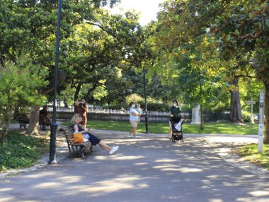 Jardim do Principe Real, Lizbon 'daki yayalar. 23 Temmuz 2021, Lizbon, Portekiz: Coronavirüs salgınının ortasında, 23 Temmuz Cuma günü Lizbon 'da Jardim do Principe Real' deki yaya hareketi. 