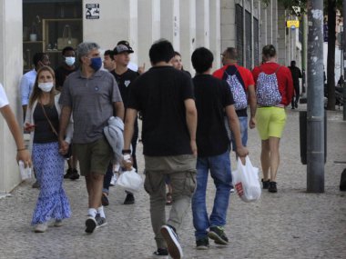 Lizbon 'daki Martim Moniz Meydanı' nda hareket var. 23 Temmuz 2021, Lizbon, Portekiz: Martim Moniz Meydanı, Lizbon, Portekiz 'de Cuma günü Coronavirus salgınının ortasında hareket.