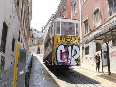 Lizbon 'daki Santa Apolonia ve Rossio istasyonları. 21 Temmuz 2021, Lizbon, Portekiz: 21 Temmuz Çarşamba günü Santa Apolonia ve Rossio istasyonlarında insan dolaşımı başladı. Her ikisi de metro ve tren ulaşımı sunuyor.