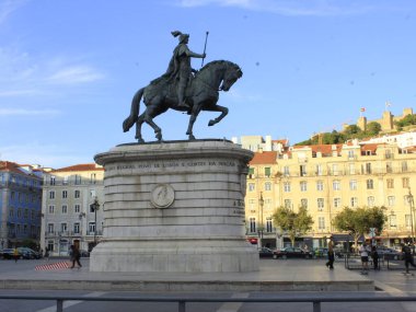 Lizbon 'daki Figueira Meydanı. 22 Temmuz 2021, Lizbon, Portekiz: 22 Temmuz Perşembe günü Lizbon 'un en önemli meydanlarından biri olan Figueira Meydanı' nda insan hareketleri başladı. Burası kaykaycılar tarafından çok sık ziyaret edilir.. 