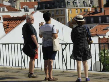 Lizbon 'daki Santa Luzia bakış açısı. 26 Temmuz 2021 Lizbon, Portekiz: Lizbon 'a panoramik açıdan bakabileceğiniz Santa Luzia bakış açısı, insanların bakış açısı etrafında büyük bir hareket var