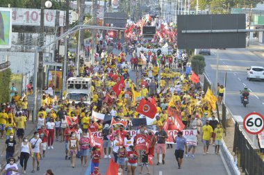 (Başkan Bolsonaro 'nun Natal' daki hükümetine karşı protesto. 24 Temmuz 2021, Natal, Brezilya: Protestocular, Jair Bolsonaro hükümetine karşı, cumhurbaşkanının görevden alınması için, daha fazla aşı ve agai için sendika ve sol hareketlerle bağlantılı protestocular protesto etti