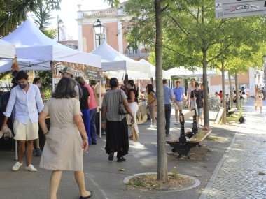 Jardim do Principe Real, Lizbon 'daki yayalar. 23 Temmuz 2021, Lizbon, Portekiz: Coronavirüs salgınının ortasında, 23 Temmuz Cuma günü Lizbon 'da Jardim do Principe Real' deki yaya hareketi. 