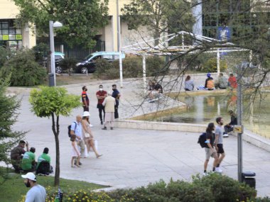 Lizbon 'daki Martim Moniz Meydanı' nda hareket var. 23 Temmuz 2021, Lizbon, Portekiz: Martim Moniz Meydanı, Lizbon, Portekiz 'de Cuma günü Coronavirus salgınının ortasında hareket.