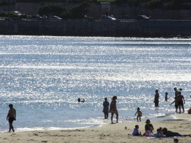 (Rio de Janeiro 'daki Ipanema Sahili' nde banyo hareketleri. 25 Temmuz 2021, Rio de Janeiro, Brezilya: Güneşli bir gün, 25 Temmuz Pazar günü, Coronavirus salgınının ortasında Rio de Janeiro 'daki Ipanema plajında yıkanır.  
