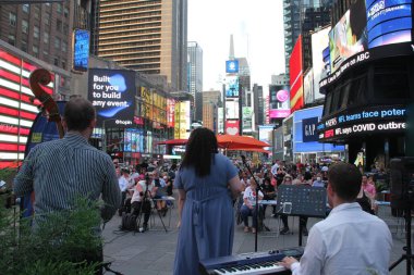 Times Meydanı 'nda Bedava Canlı Müzik. 22 Temmuz 2021, New York, ABD: Ashley Pezzotti Free Live Music sırasında ve daha çok Morgan Stanley tarafından sunulan Times Meydanı 'nda New York' u kutlamak amacıyla sahne aldı..