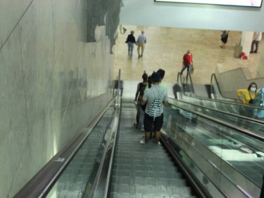 Lizbon 'daki Santa Apolonia ve Rossio istasyonları. 21 Temmuz 2021, Lizbon, Portekiz: 21 Temmuz Çarşamba günü Santa Apolonia ve Rossio istasyonlarında insan dolaşımı başladı. Her ikisi de metro ve tren ulaşımı sunuyor.