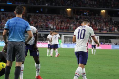 (Concacaf Gold Cup çeyrek finali: ABD Jamaika 'ya karşı. 25 Temmuz 2021, Dallas, Teksas, ABD: Amerikan futbolu milli takım oyuncuları, çeyrek final için geçerli olan Concacaf Gold Cup 'ı Beetwen USA ve Jamaika' nın ardından zaferi kutladı 
